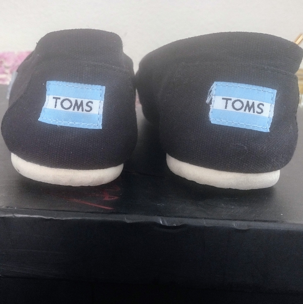 Toms - Picture 3 of 5